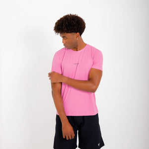 Camiseta de poliamida rosa — logo Vistorr Brasil — mãos soltas, olhar à esquerda, logo legível