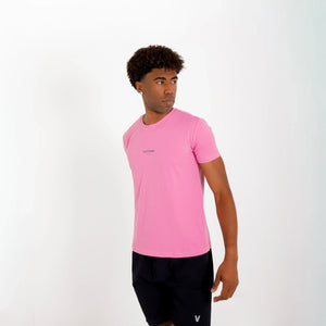 Camiseta de poliamida rosa — logo Vistorr Brasil — mãos soltas, olhar para a câmera, logo legível