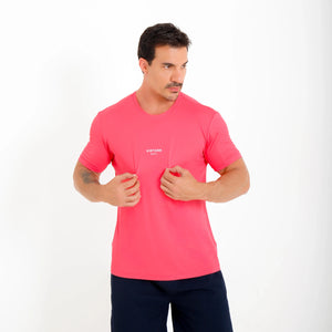 Camiseta de poliamida rosa — logo Vistorr Brasil — mãos soltas