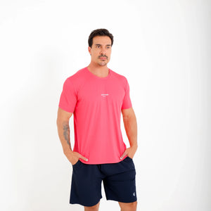 Camiseta de poliamida rosa — logo Vistorr Brasil — mãos soltas, olhar para a câmera, logo legível