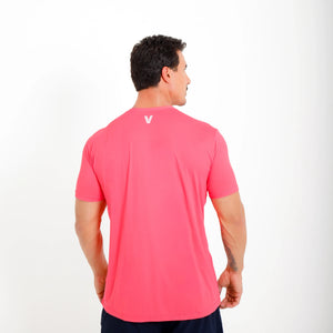 Camiseta de poliamida rosa — logo Vistorr Brasil — mãos soltas, olhar à esquerda, logo legível