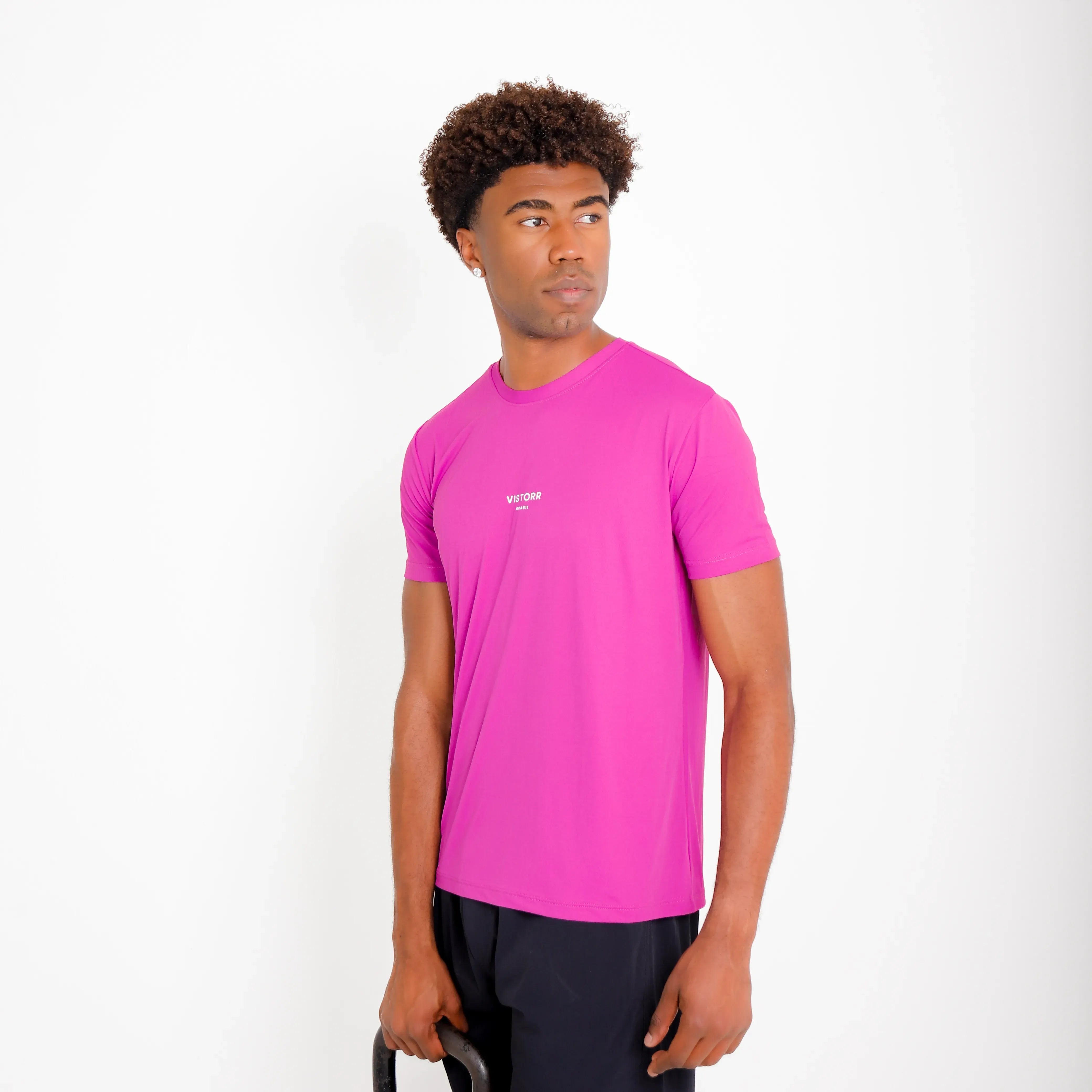 Camiseta de poliamida roxa Vistorr Brasil — mãos soltas, olhar à esquerda