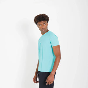 Camiseta de poliamida verde — logo Vistorr Brasil — mãos soltas, olhar para a câmera, logo legível