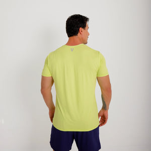 Camiseta de poliamida verde — logo Vistorr Brasil — mãos soltas, olhar à esquerda, logo legível