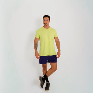 Camiseta de poliamida verde — logo Vistorr Brasil no peito — mãos soltas