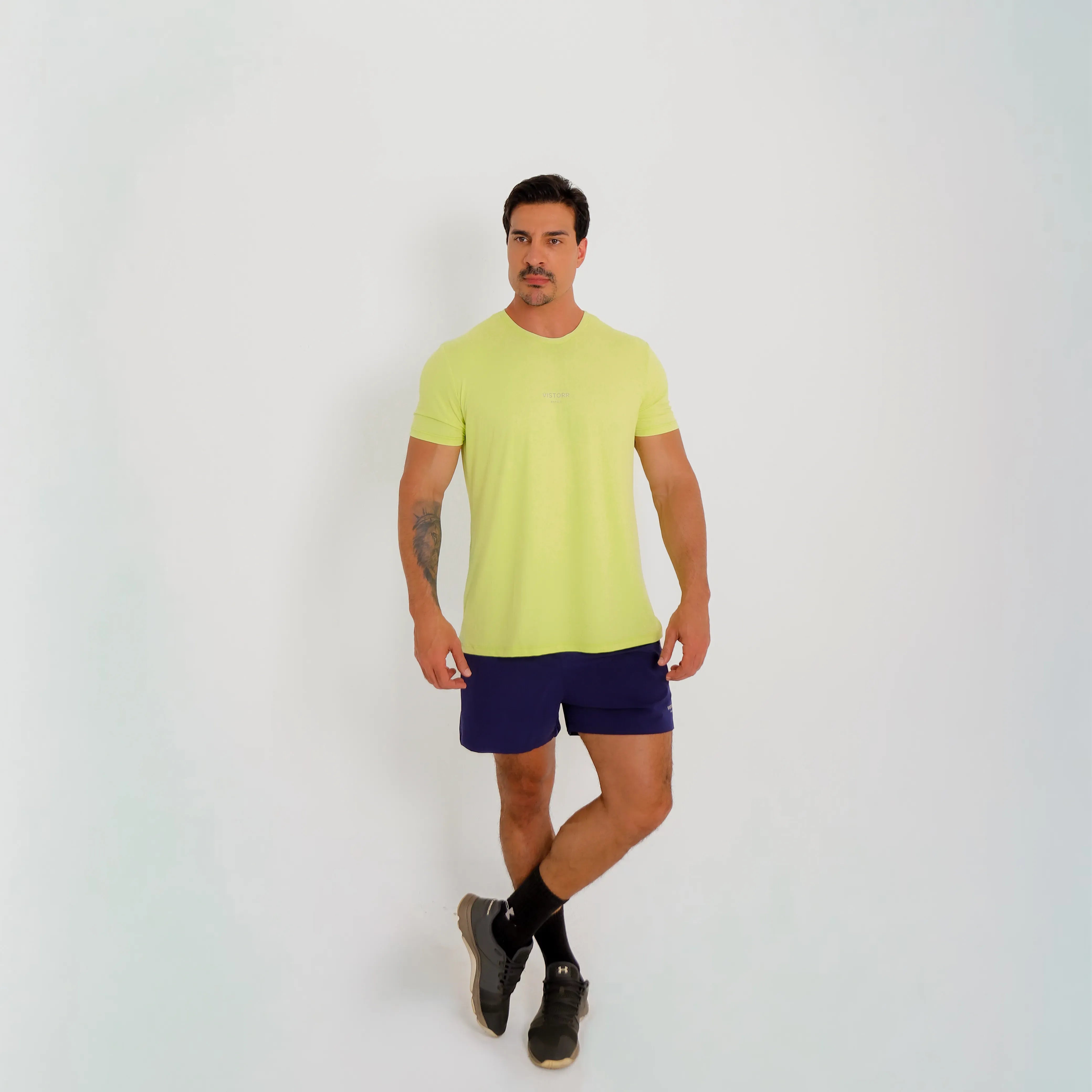 Camiseta de poliamida verde — logo Vistorr Brasil no peito — mãos soltas