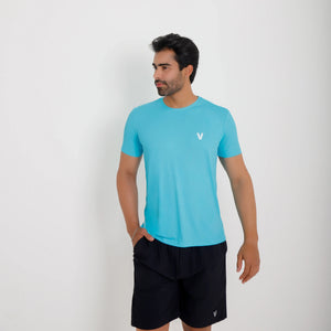 Camiseta de poliamida azul — vista frontal — mãos soltas, olhar à esquerda