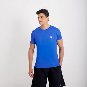 Camiseta de poliamida azul — logo Vistorr no peito — mãos soltas