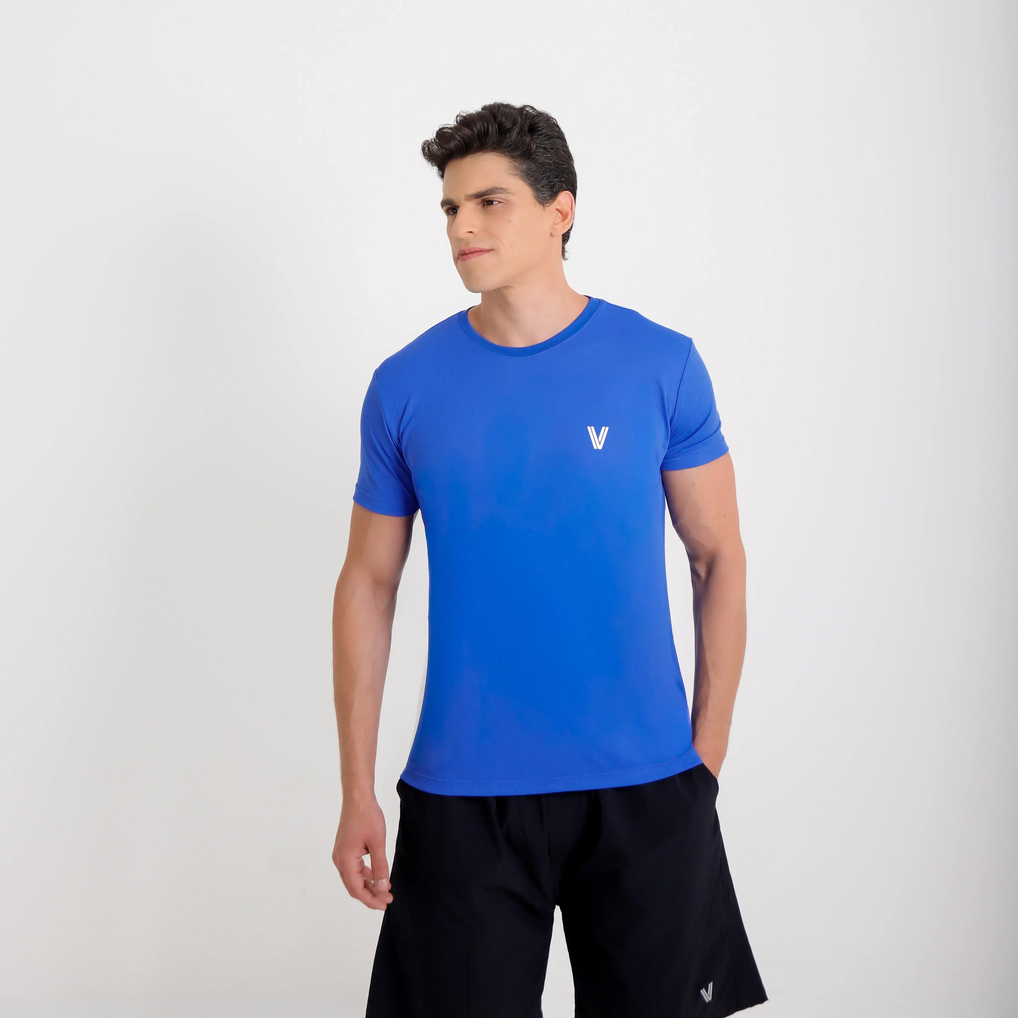 Camiseta de poliamida azul — logo Vistorr no peito — mãos soltas