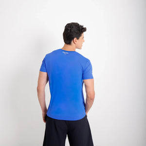 Camiseta de poliamida azul — logo Vistorr no peito — mãos soltas