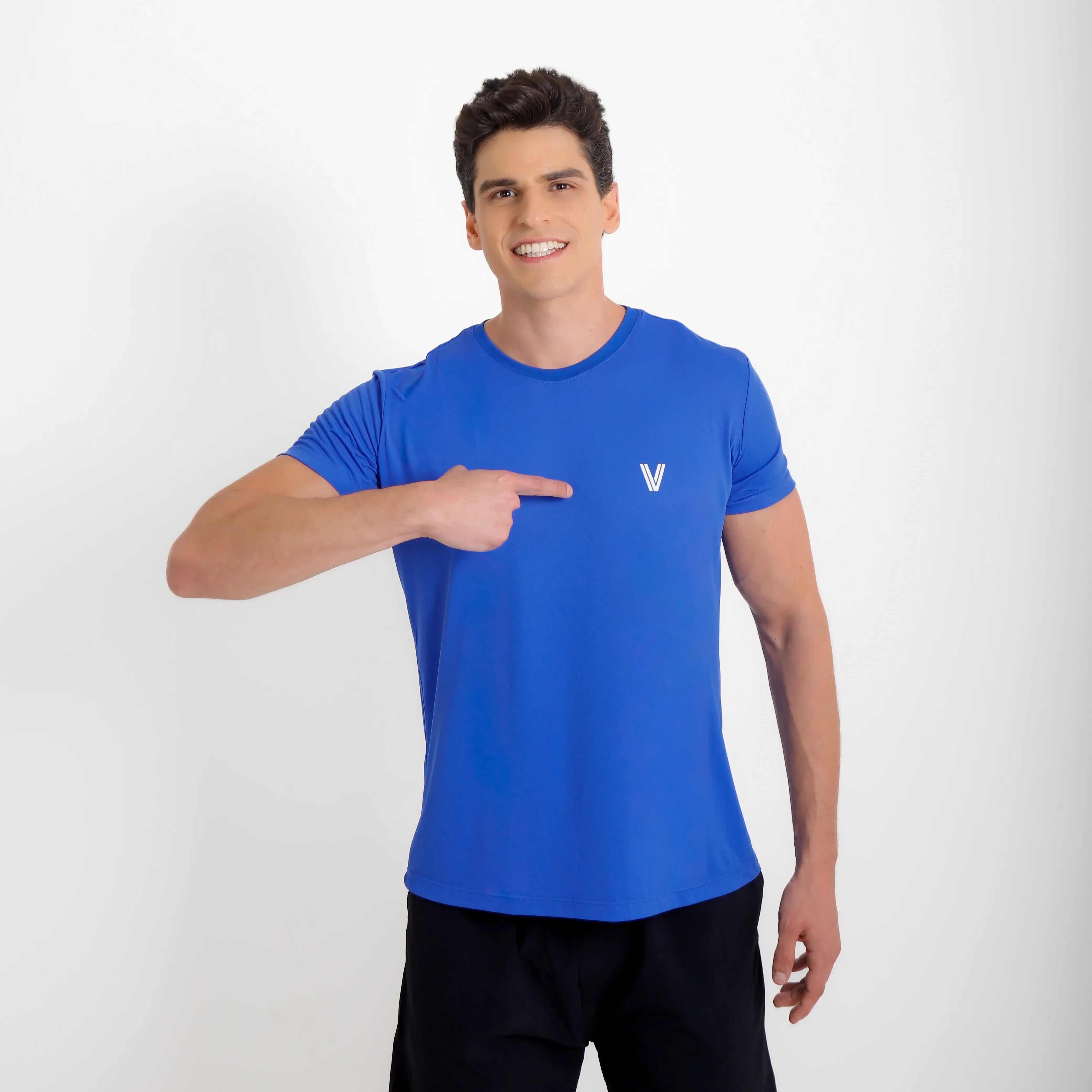 Camiseta de poliamida azul — logo Vistorr no peito — mãos soltas