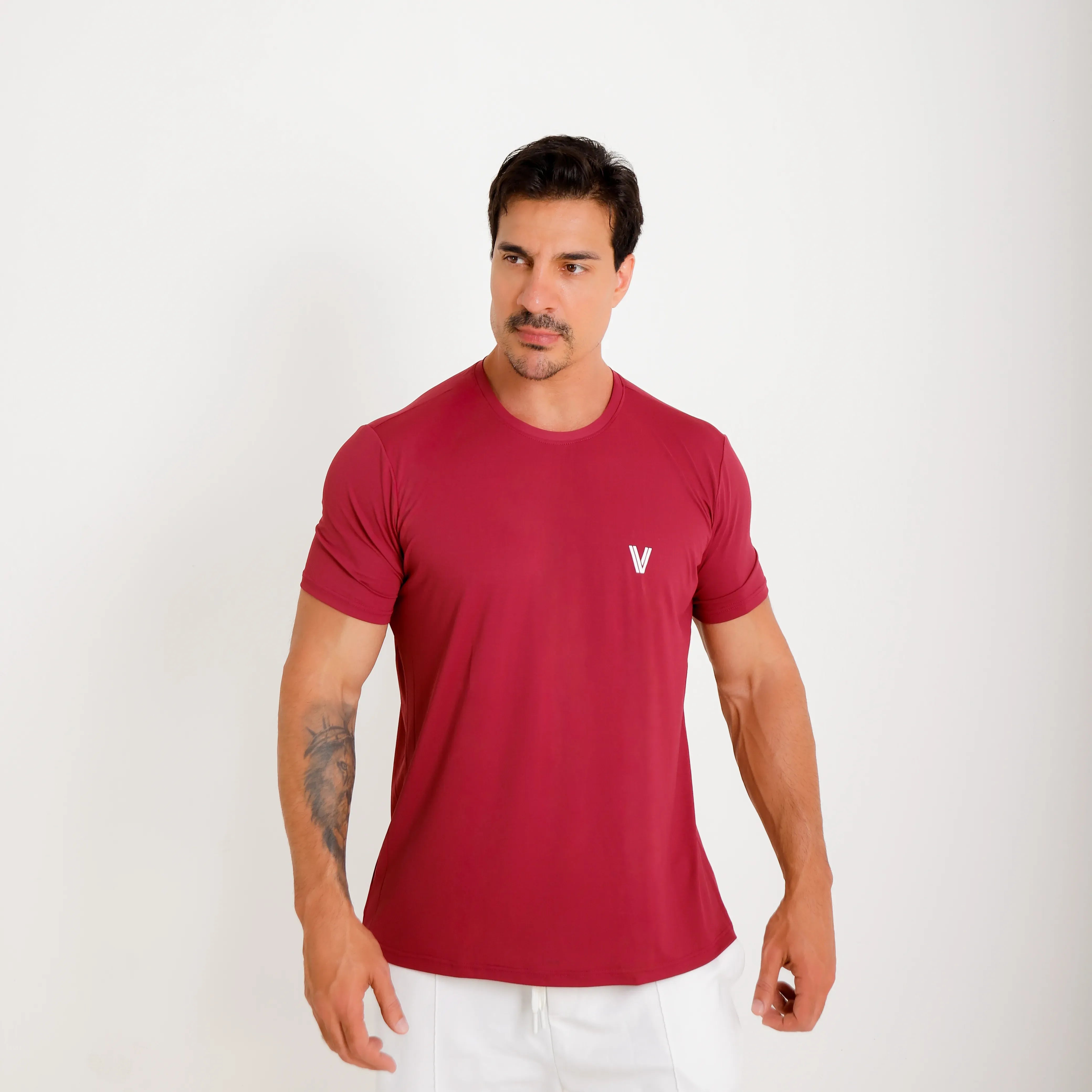 Camiseta de poliamida bordô Vistorr — mãos soltas, olhar para a câmera