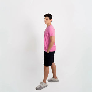 Camiseta de poliamida rosa — logo Vistorr no peito — mãos soltas — olhar para a câmera — logo legível