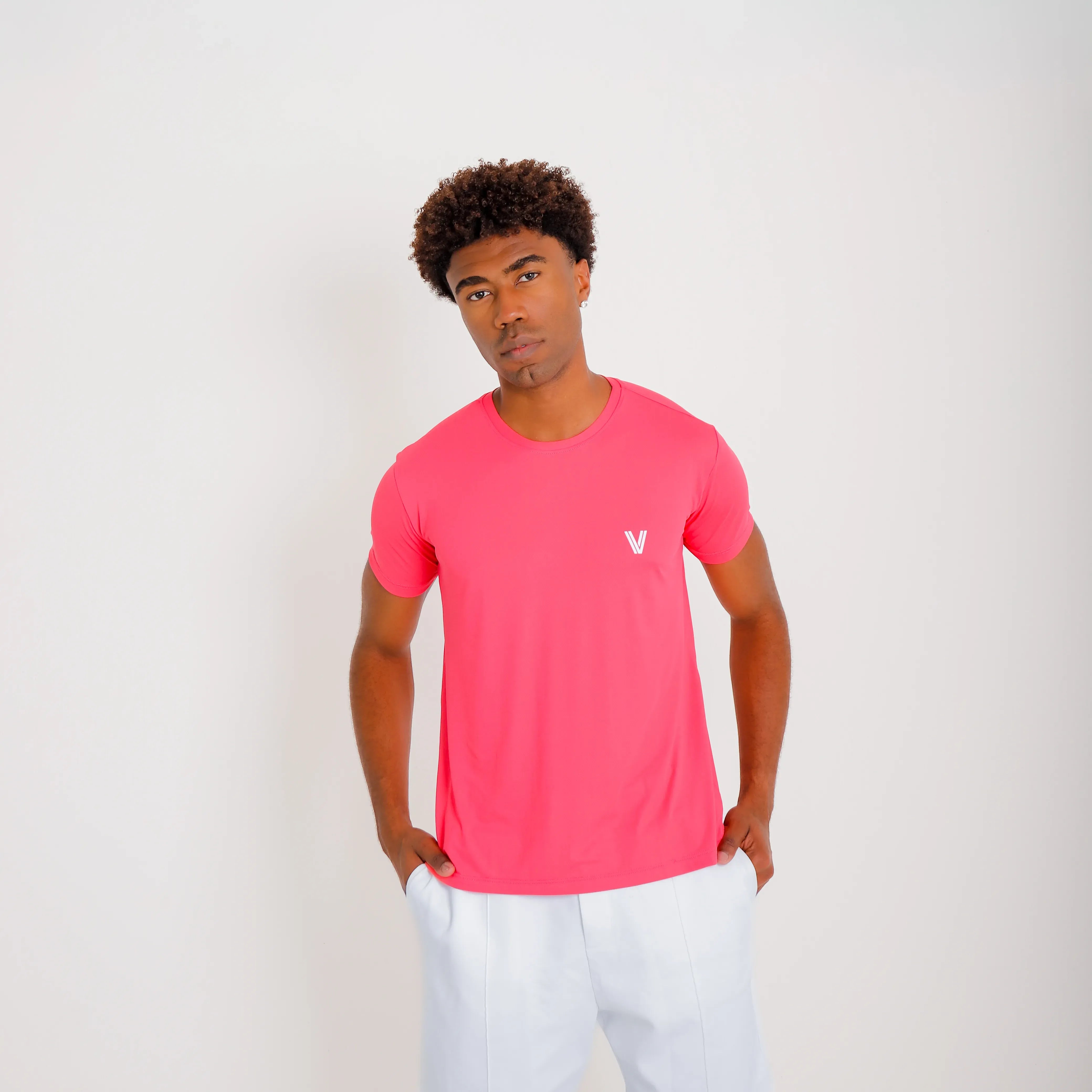 Camiseta de poliamida rosa — vista frontal — mãos soltas, olhar à esquerda