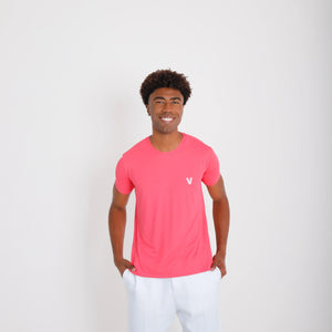 Camiseta de poliamida rosa — vista frontal — mãos soltas