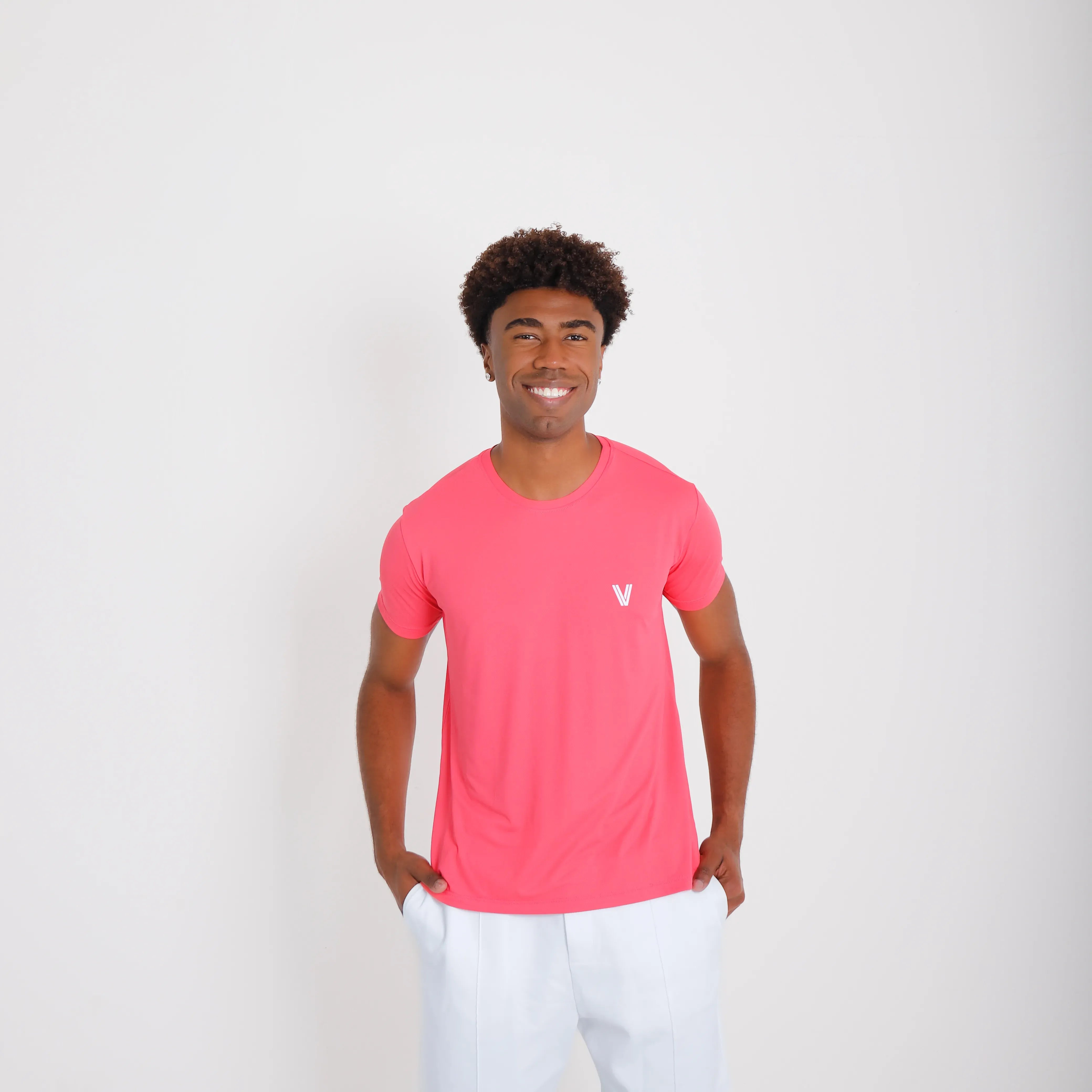 Camiseta de poliamida rosa — vista frontal — mãos soltas
