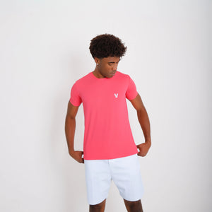 Camiseta de poliamida rosa — vista frontal — mãos soltas