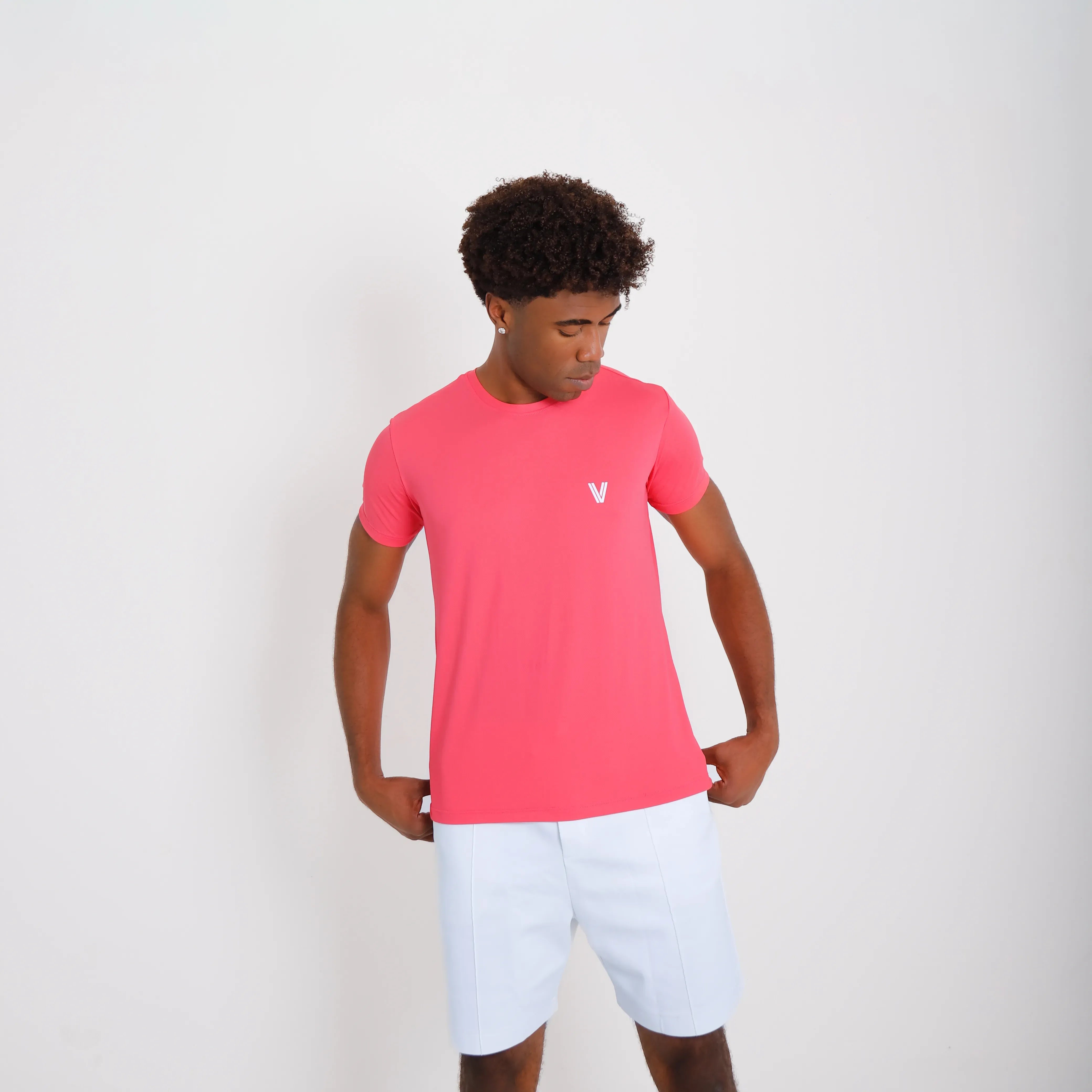 Camiseta de poliamida rosa — vista frontal — mãos soltas