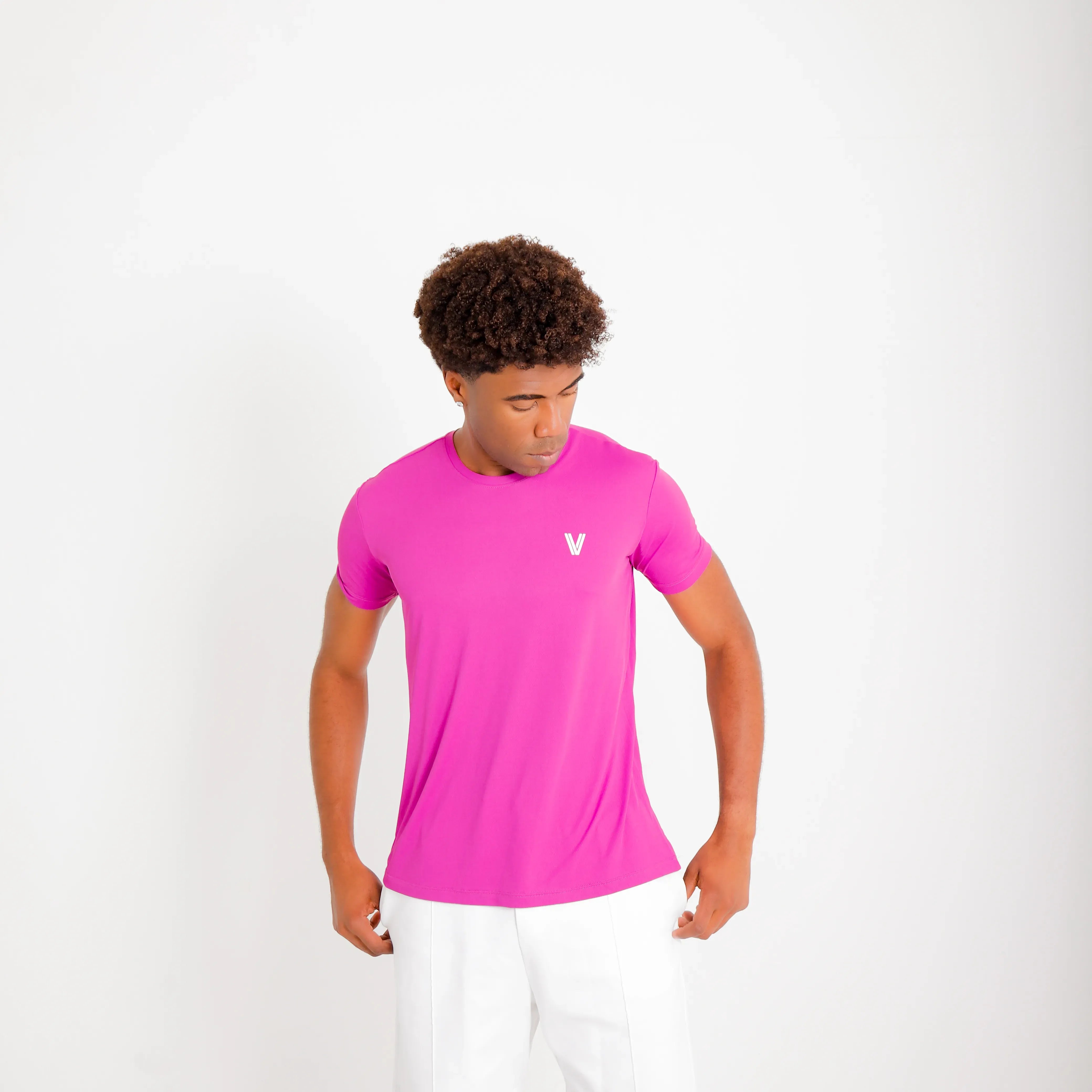 Camiseta de poliamida roxa Vistorr V — mãos soltas, olhar para a câmera