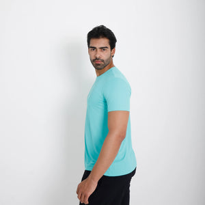 Camiseta de poliamida verde — logo Vistorr no peito — mãos soltas