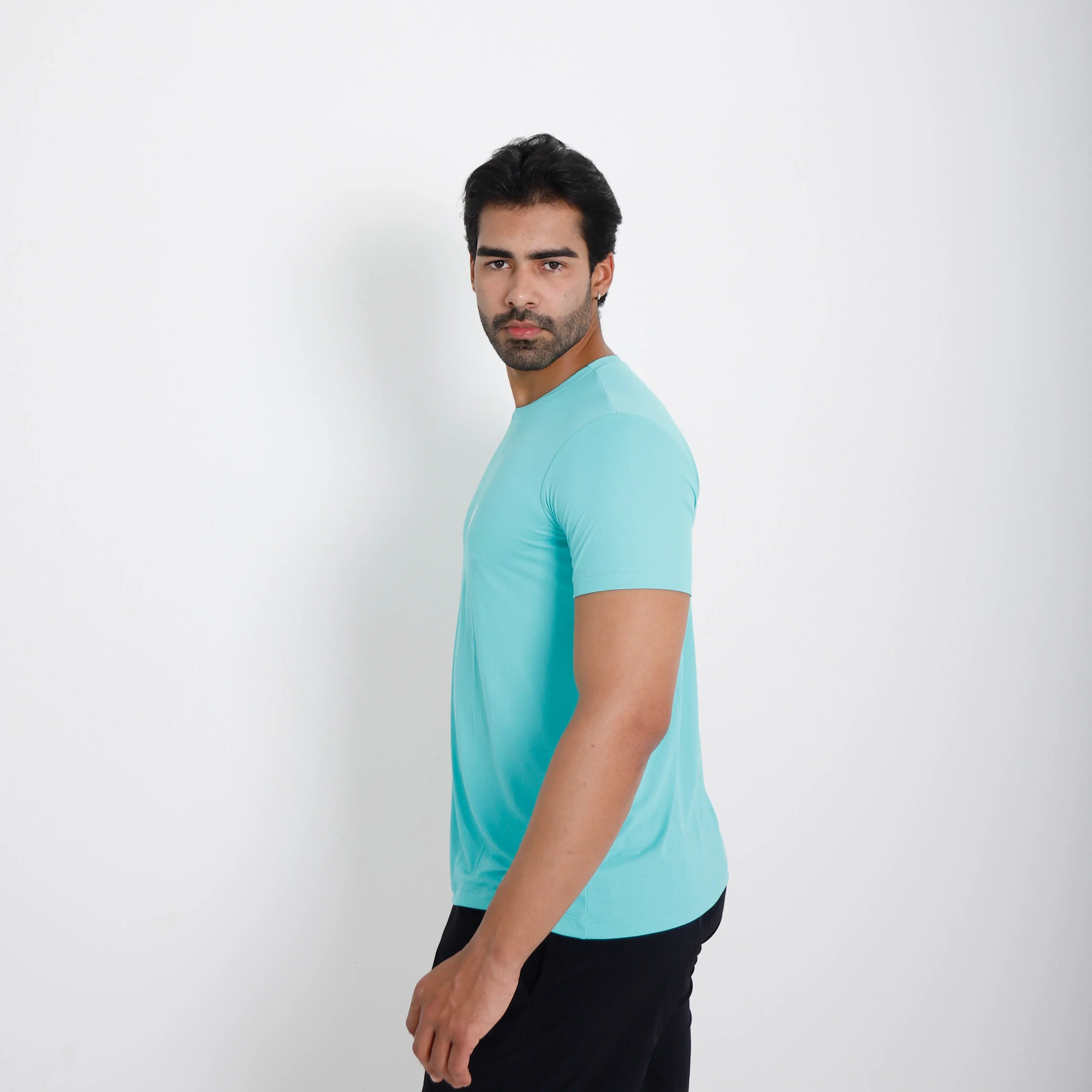 Camiseta de poliamida verde — logo Vistorr no peito — mãos soltas