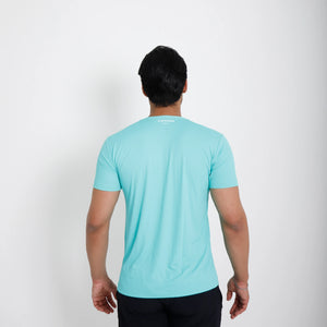 Camiseta de poliamida verde — logo Vistorr no peito — mãos soltas