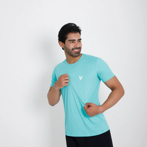 Camiseta de poliamida verde — logo Vistorr no peito — mãos soltas