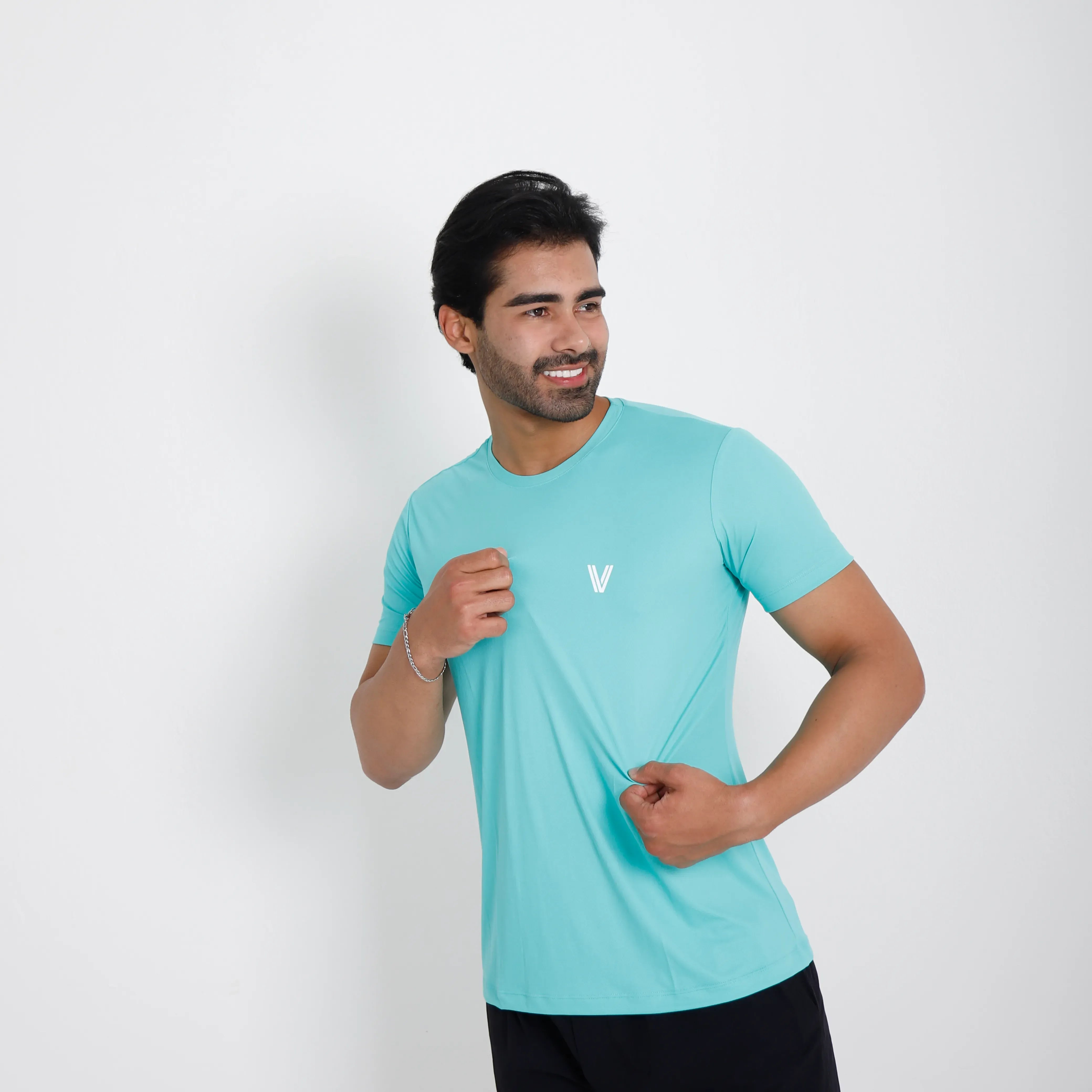 Camiseta de poliamida verde — logo Vistorr no peito — mãos soltas