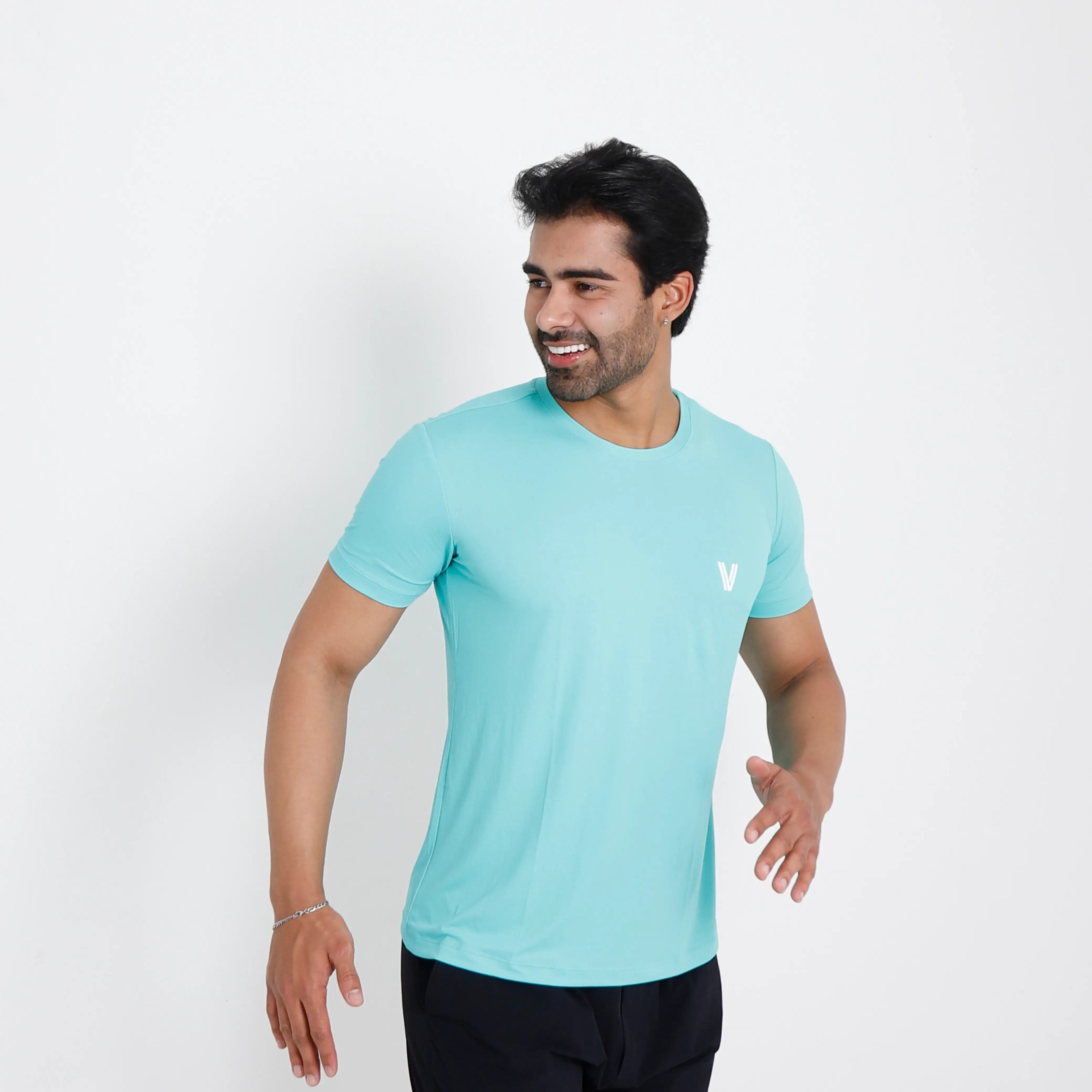 Camiseta de poliamida verde — logo Vistorr no peito — mãos soltas