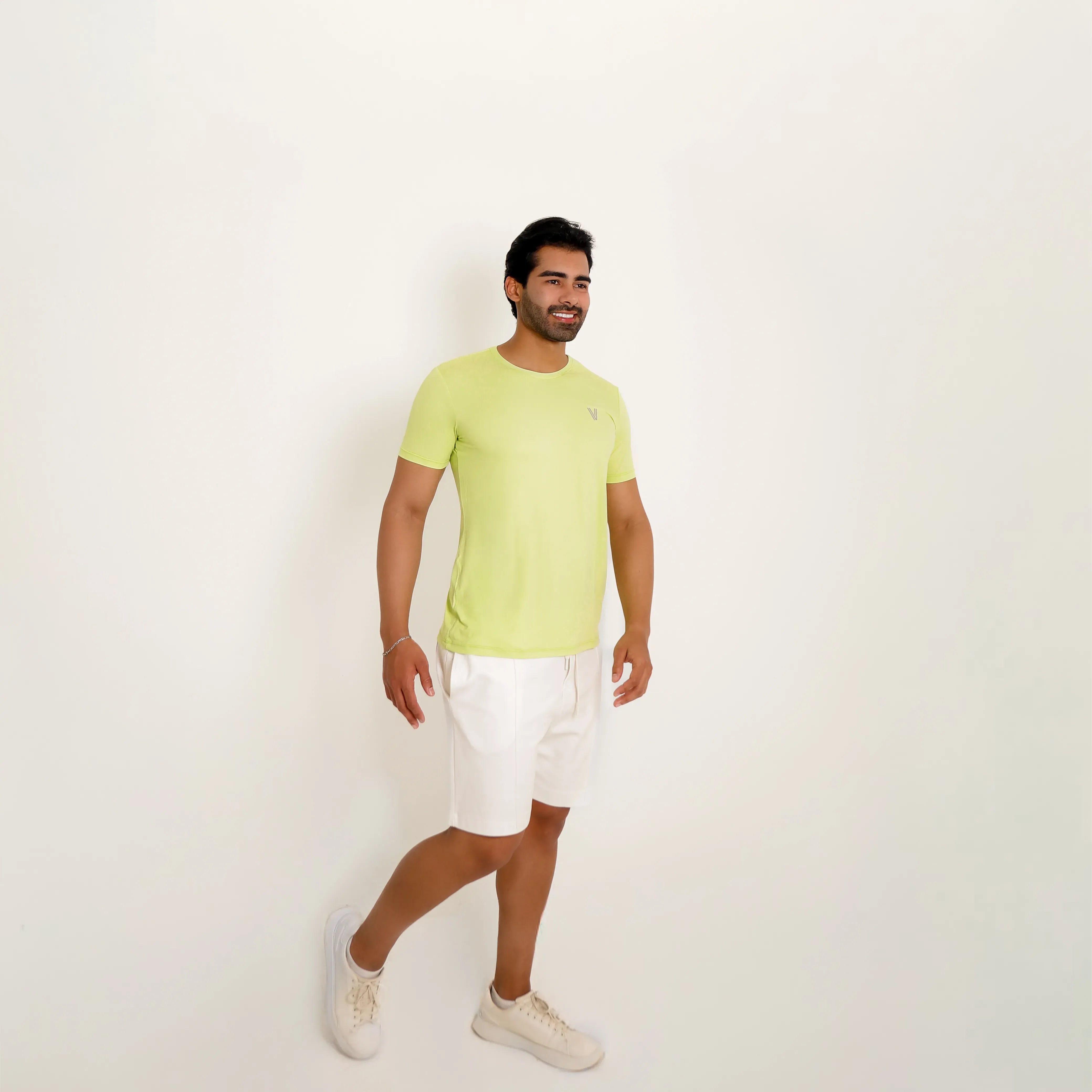 Camiseta de poliamida verde — vista lateral
