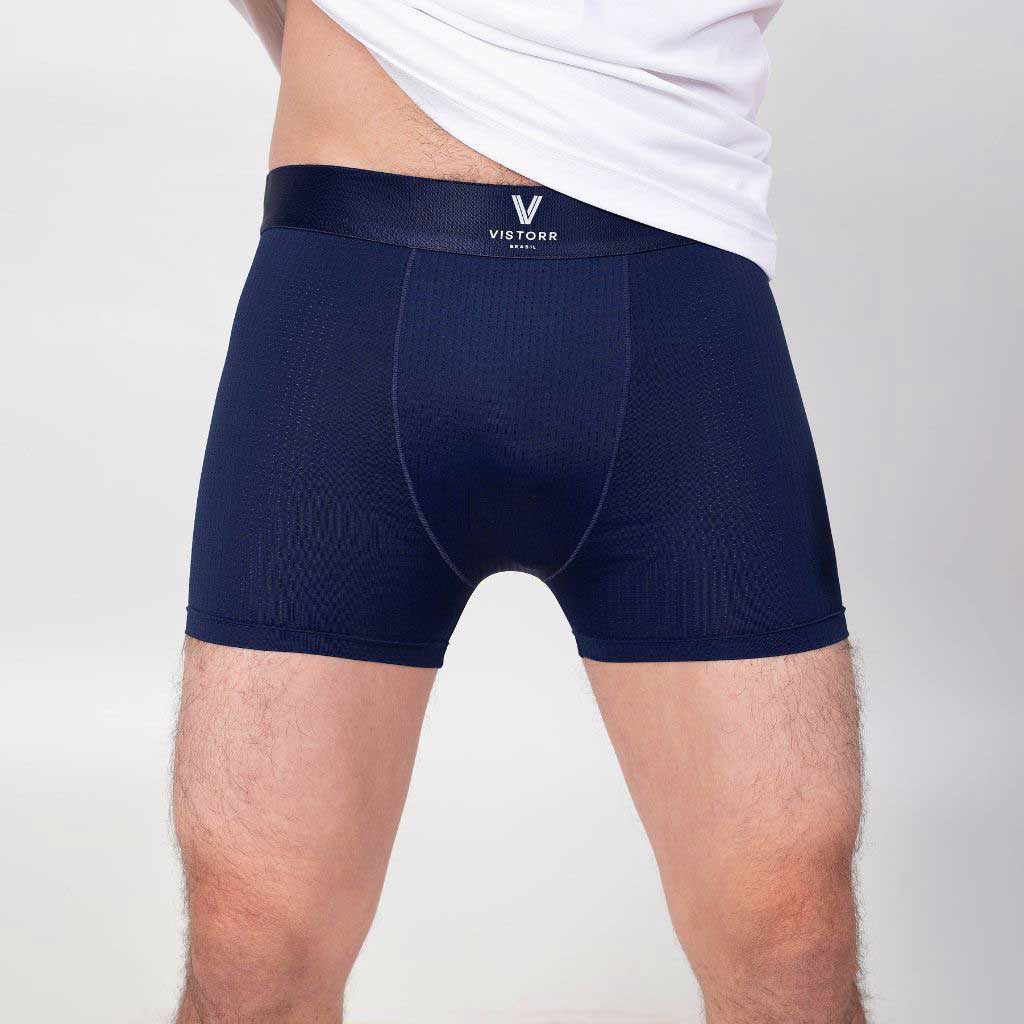 Frente da cueca azul Vistorr V com modelagem boxer e ventilação