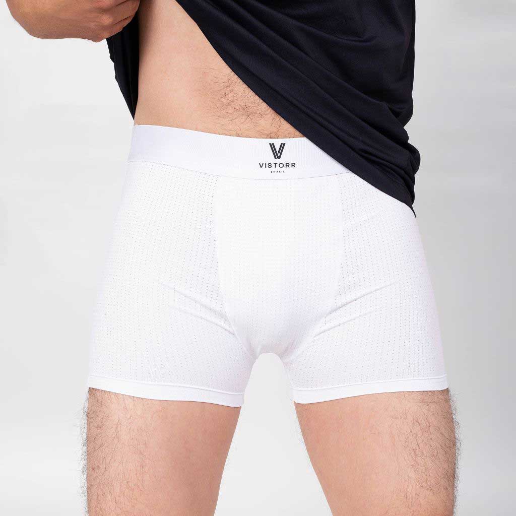 Frente da cueca branca masculina Vistorr com cós elástico e logo minimalista