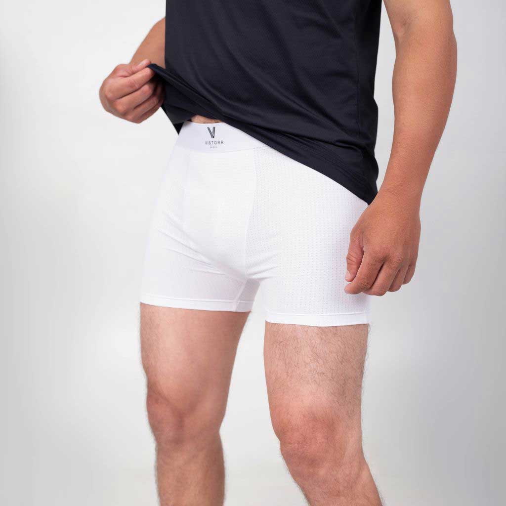 Vista lateral da cueca branca Vistorr com textura microperfurada e design confortável